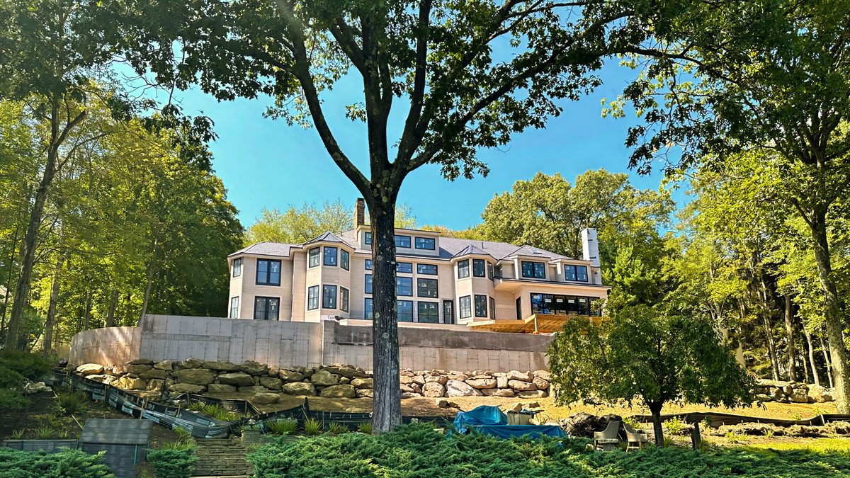 Elegant Connecticut home with a green summer lawn — Sherman